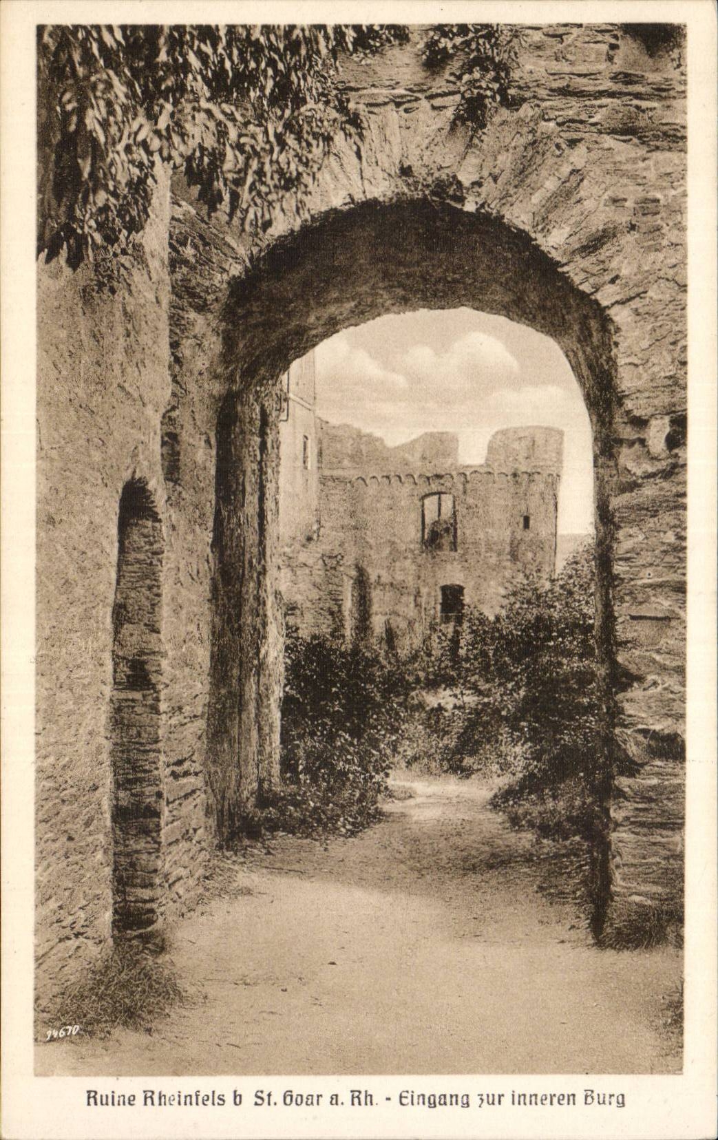 Ruin de Rheinfels à St. Goar a. Rh. — Entrée vers la cour intérieure — Originalaufnahme u. Verlag von Gustav Uinger, St. Goarshausen