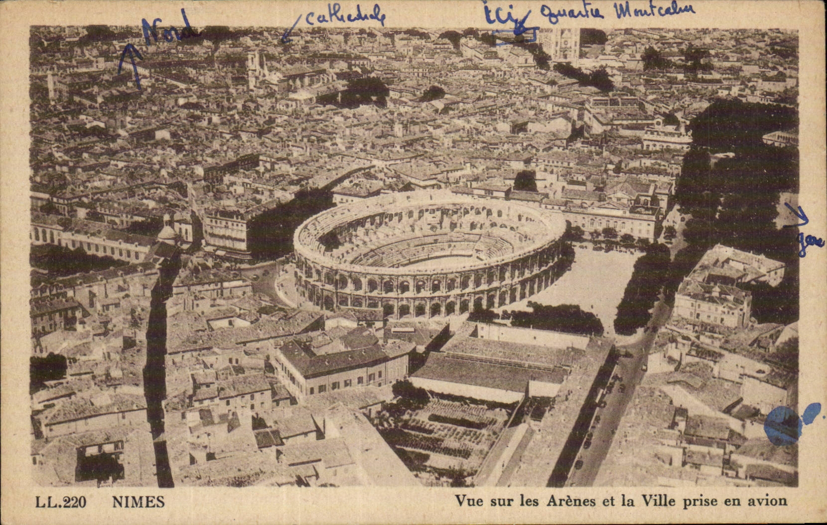 Nîmes — Vue sur les Arènes et la Ville prise en avion — LL.220