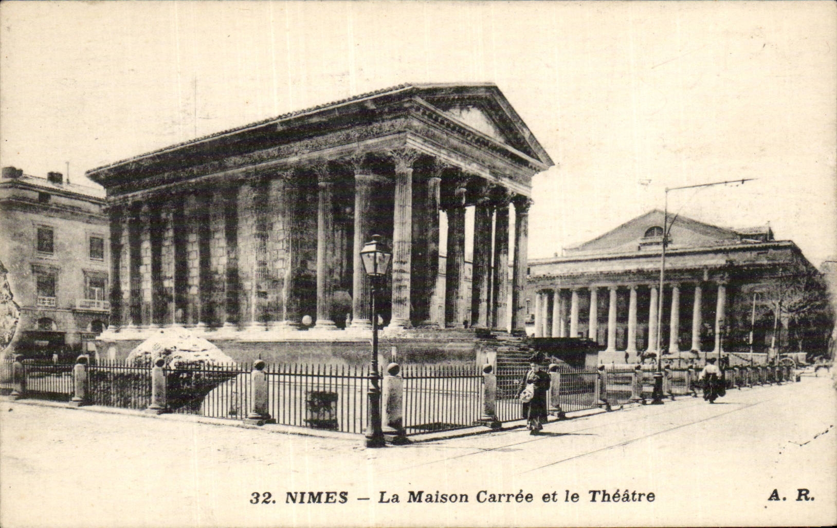 Nîmes — La Maison Carrée et le Théâtre — A. R. n°32