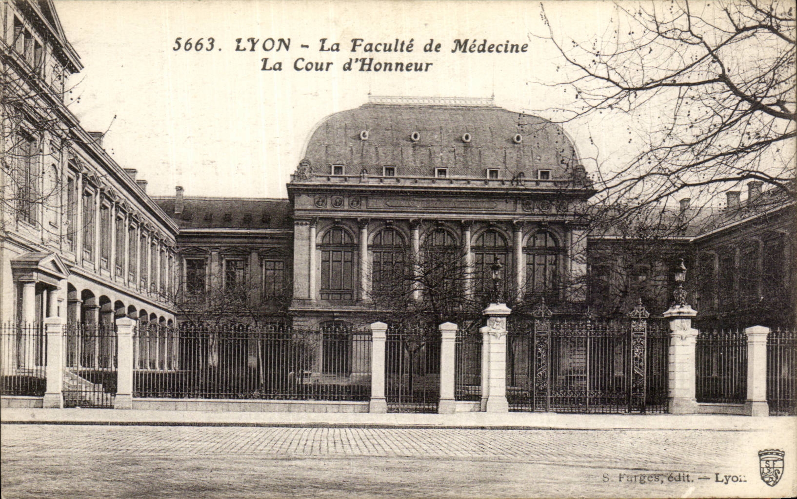 Lyon - La Faculte de Medecine - Cour d'Honneur - CPA 