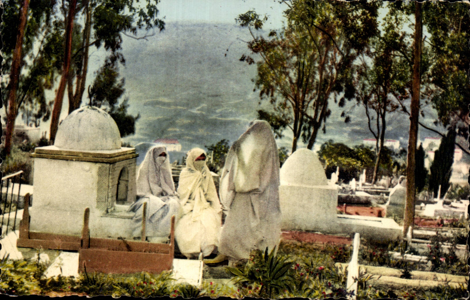 CPA Scenes et types d'Afrique du Nord Mauresques au cimetiere Femmes Folklore