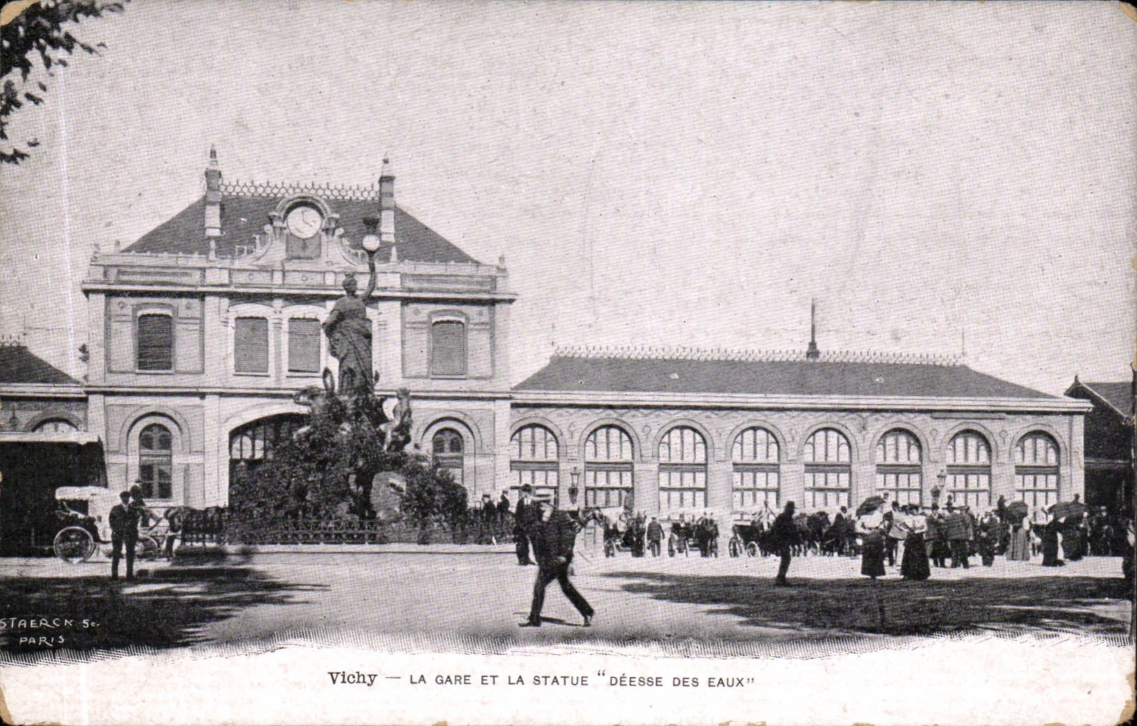 Vichy — La gare et la statue "Déesse des Eaux" — Staerck, Paris