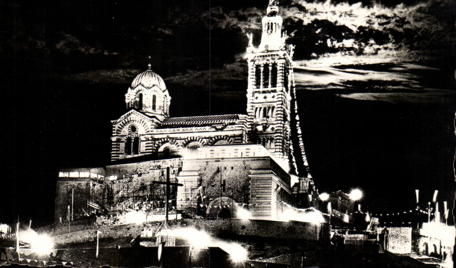 Marseille - Le Carrefour du Monde - Basilique Notre Dame de la Garde la Nuit - CPA 
