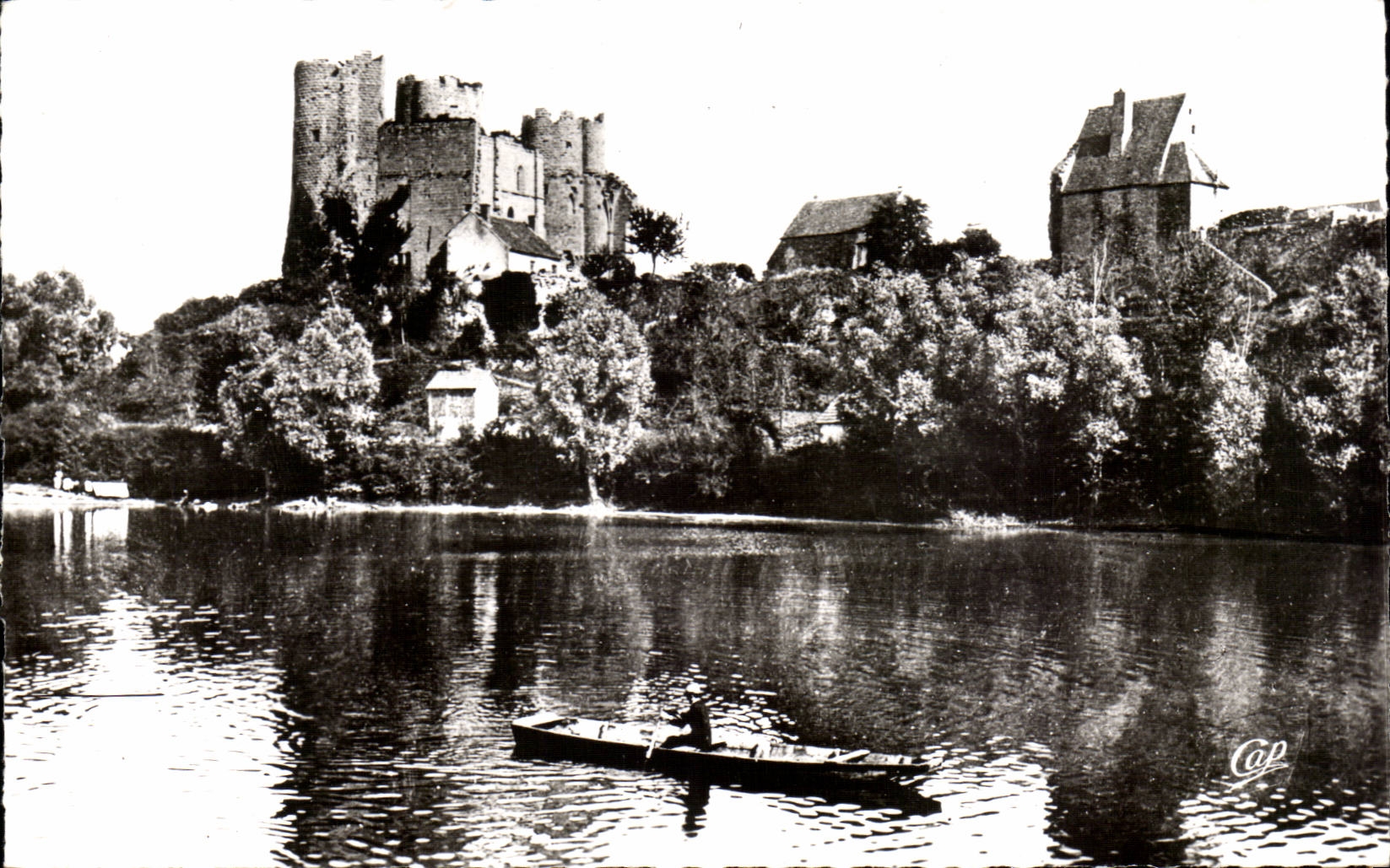 Bourbon-l'Archambault — Le Château vu de l'Etang — C.A.P. Paris