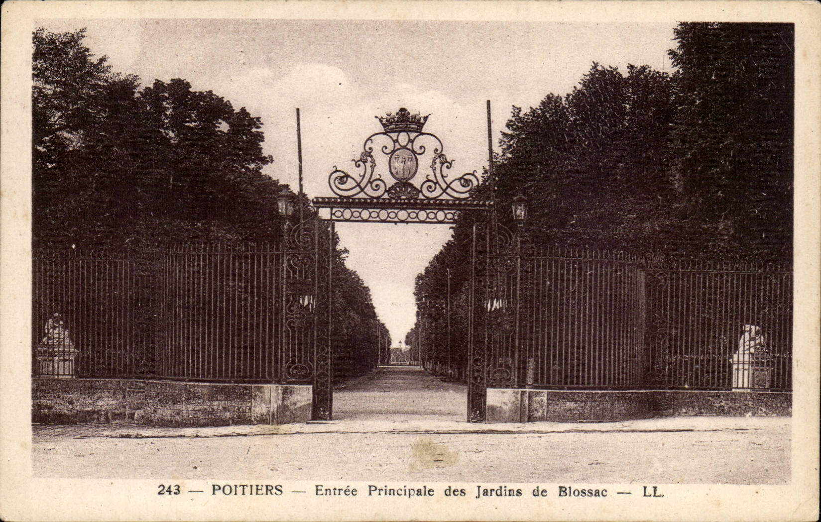 Poitiers — Entrée Principale des Jardins de Blossac — LL. n°243
