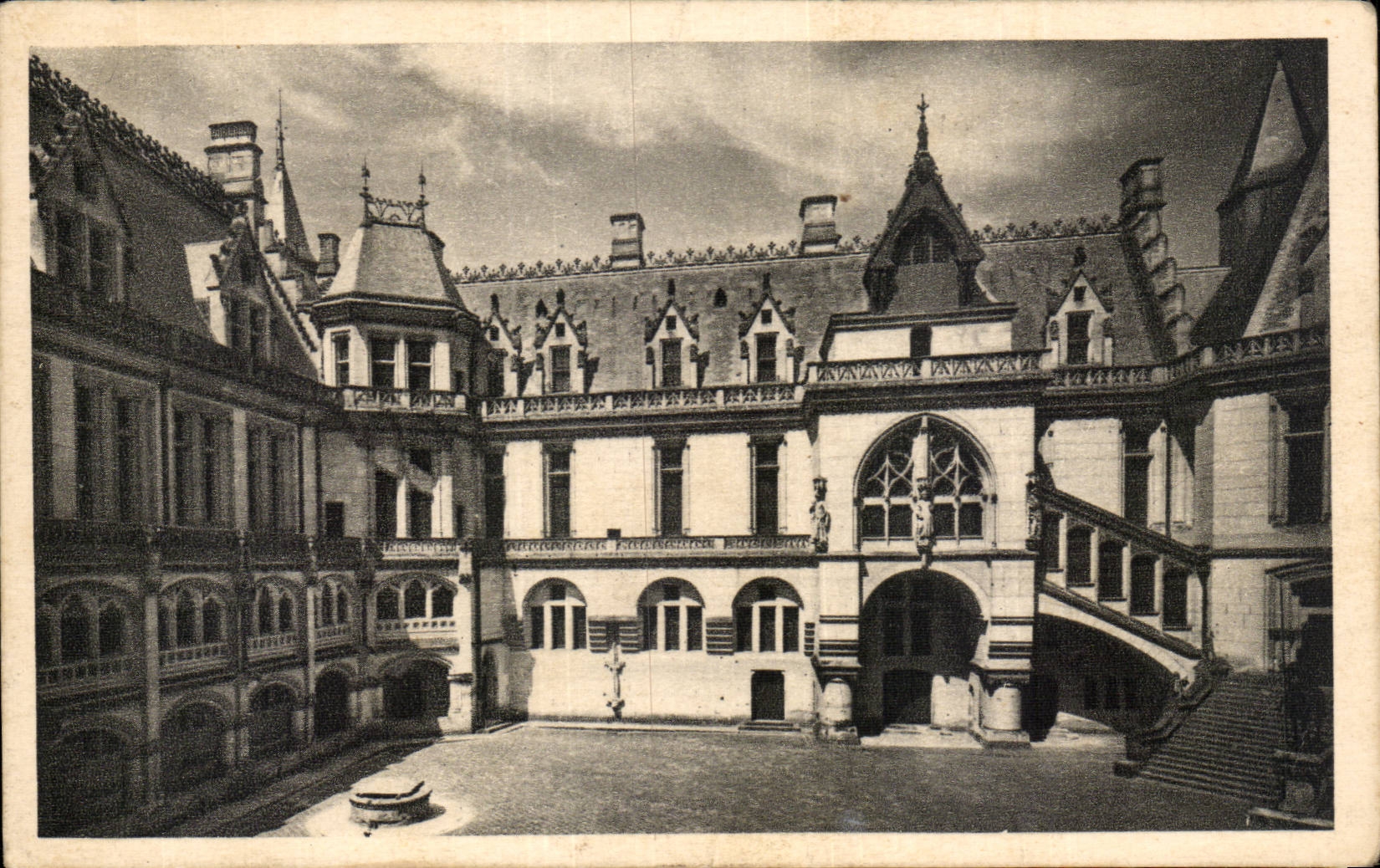 Château de Pierrefonds — La Cour d'honneur — Service Commercial Palais, Grand Palais