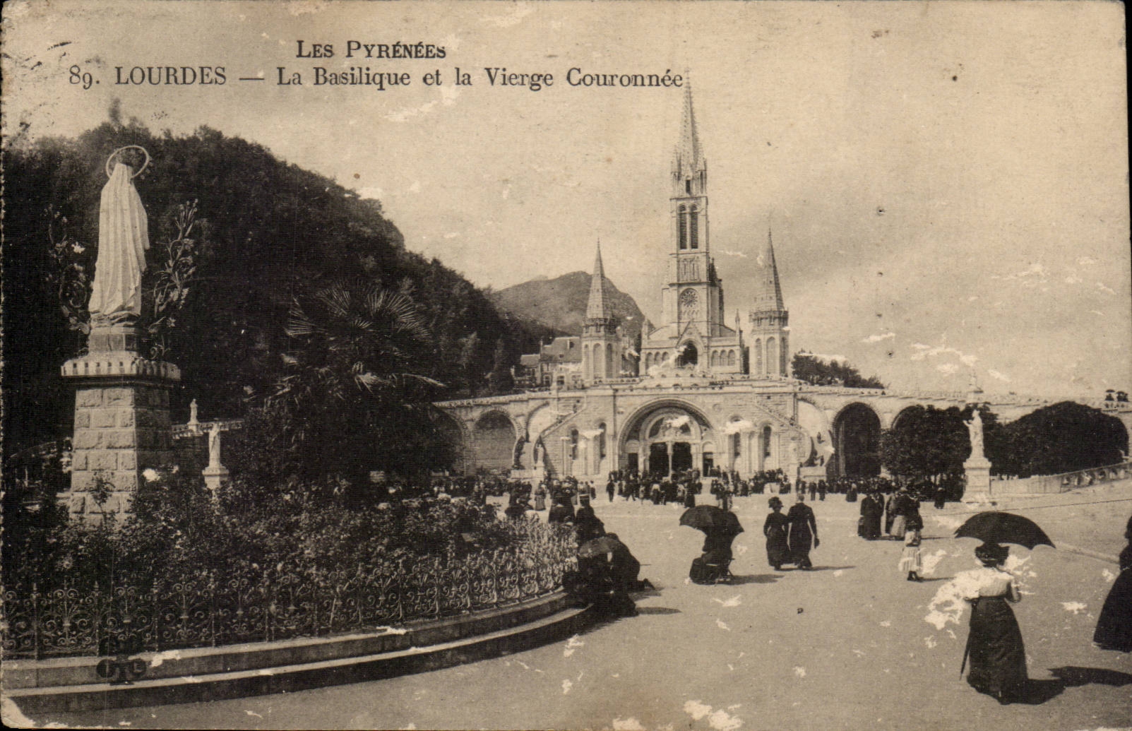 Lourdes - La Basilique et la Viege Couronne - CPA 