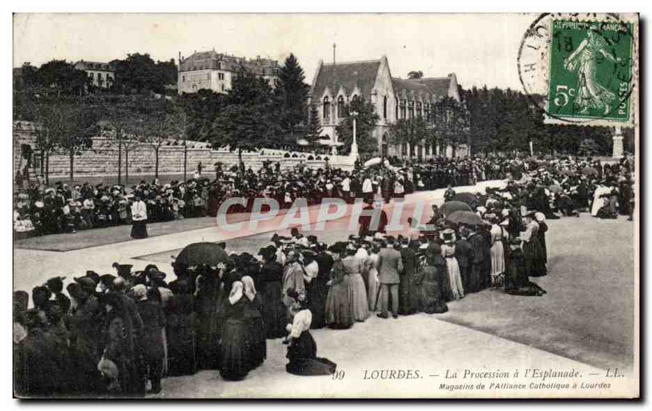 Lourdes - La Procession a l'Esplanade - CPA 