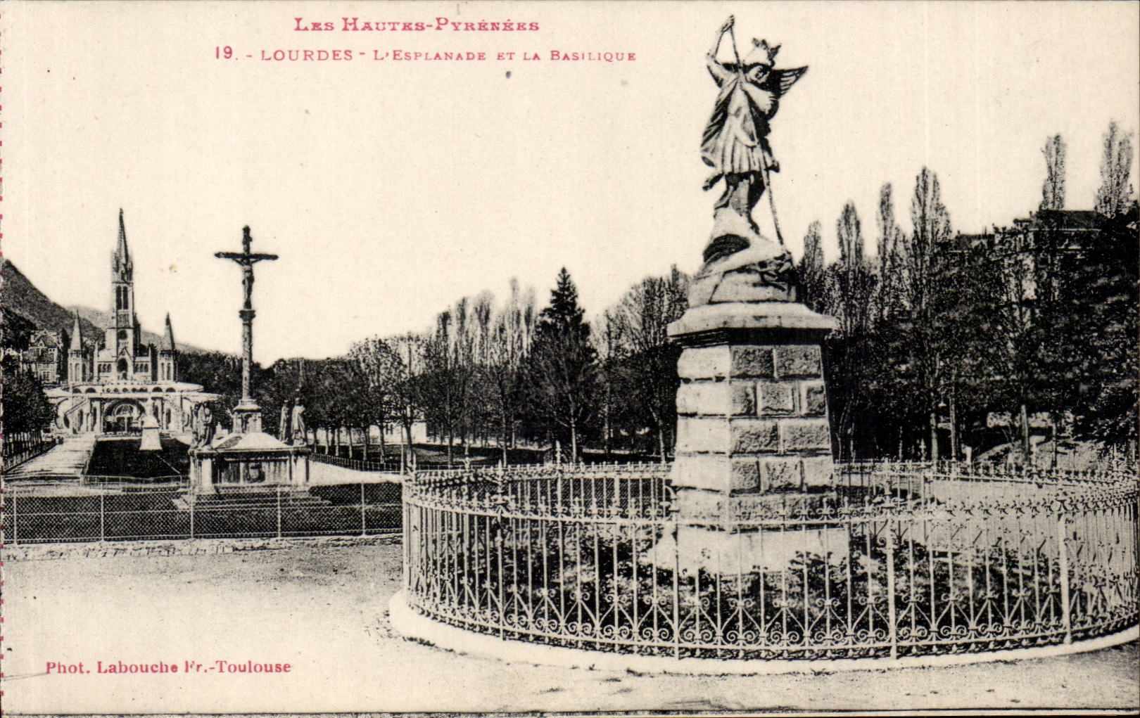 Lourdes - L'Esplanade et La Basilique - CPA 