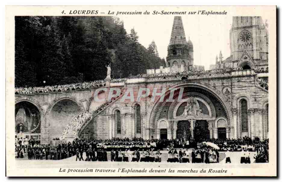Lourdes - La Procession de St Sacrement sur l'Esplanade - CPA 