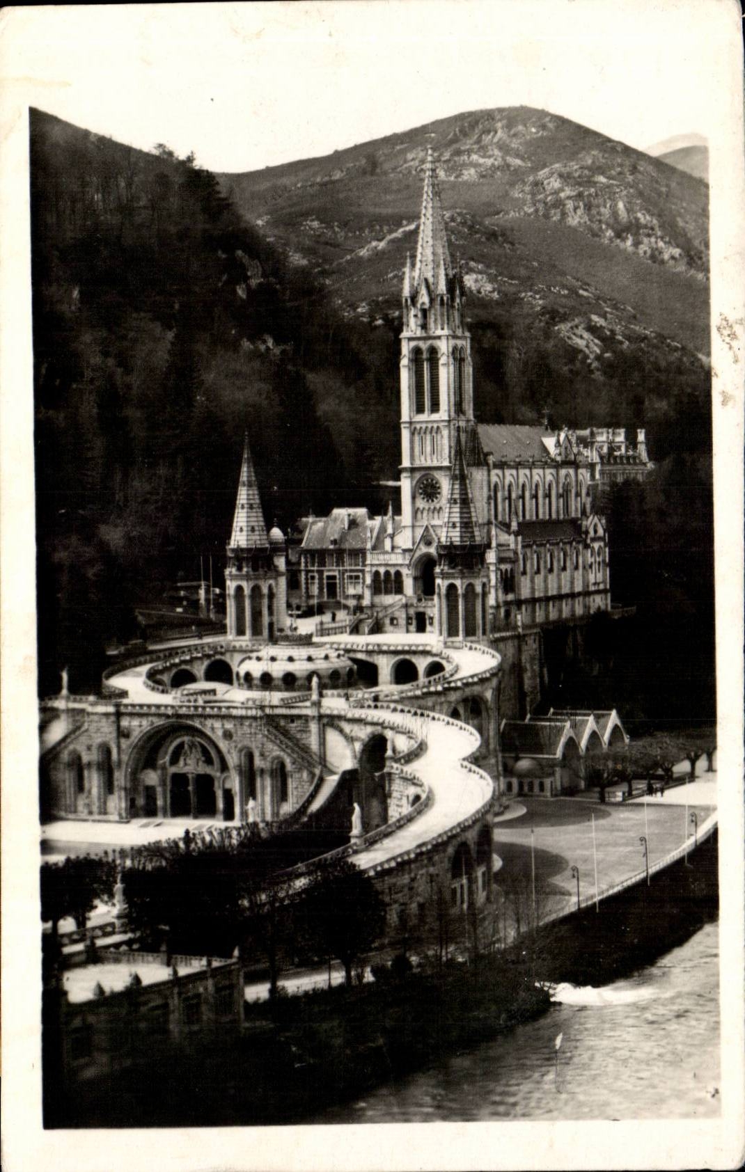 Lourdes - La Basilique et le Gave - CPA 