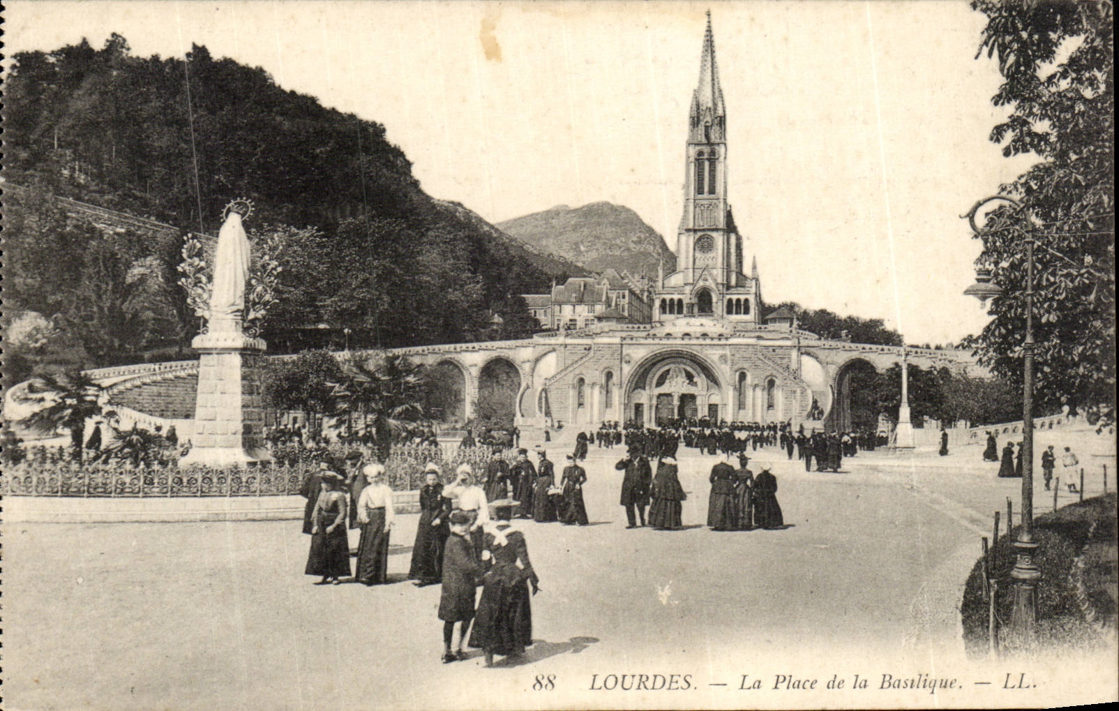 Lourdes - Place de la Basilique - CPA 