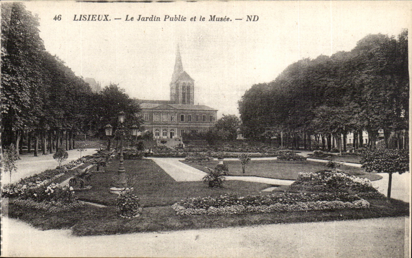 CPA Lisieux le jardin public et le musee