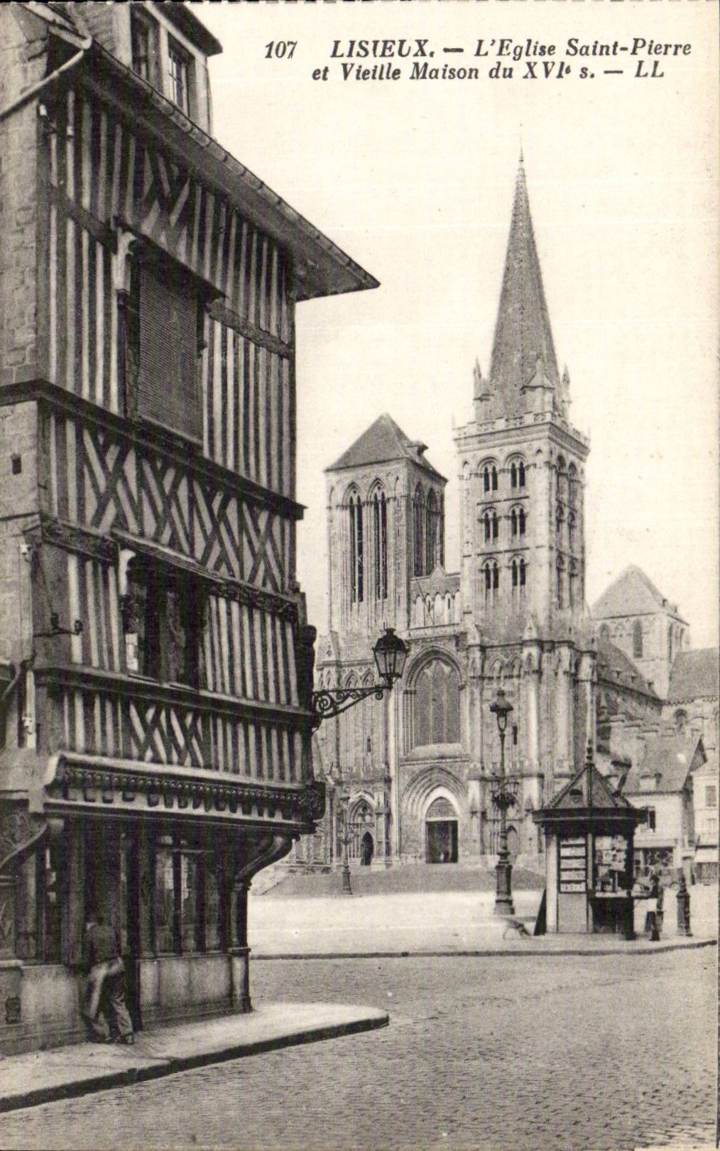 CPA Lisieux l'eglise Saint Pierre et la vieille maison du 15eme