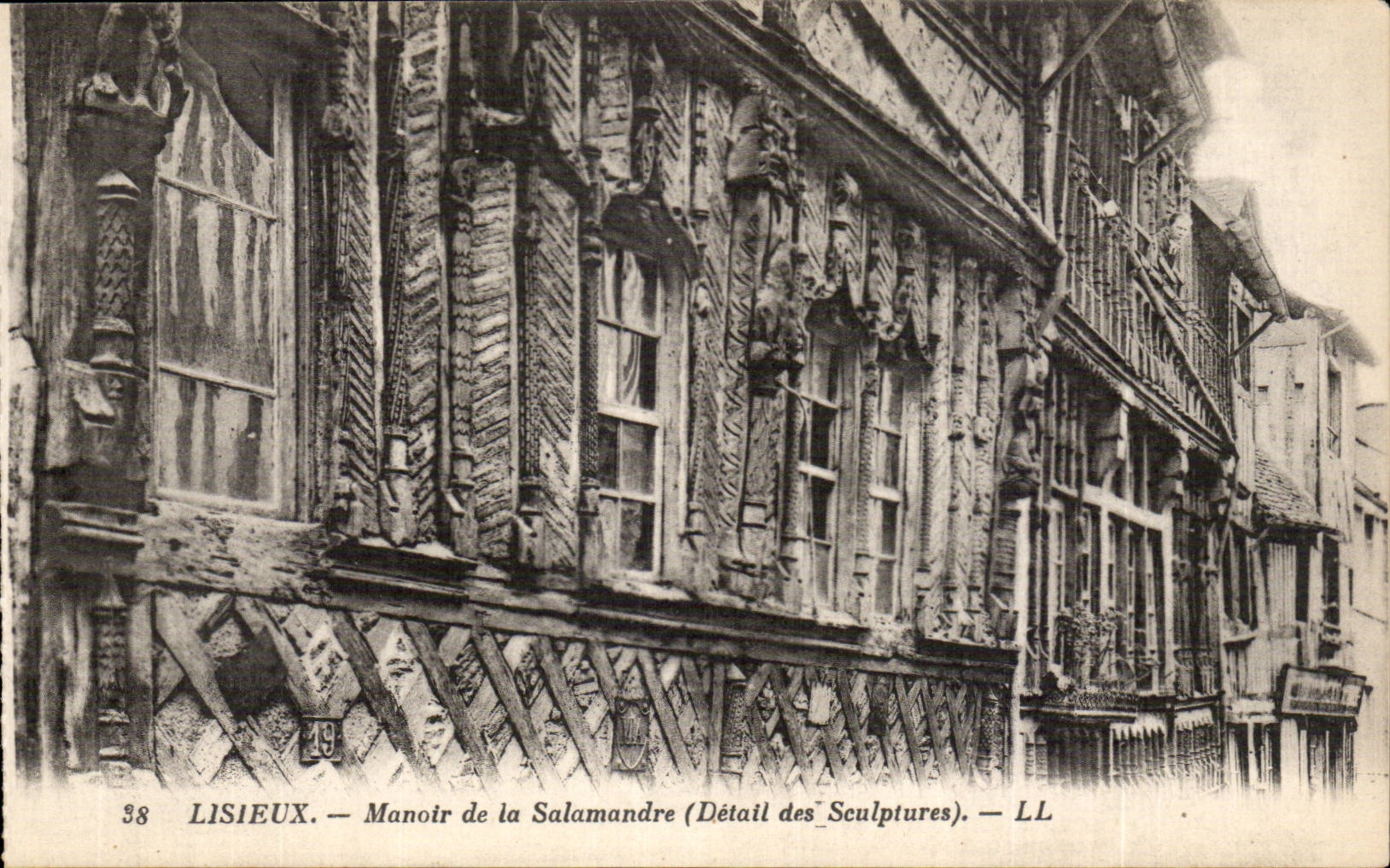 CPA Lisieux Manoir de la Salamandre (detail des sculptures)