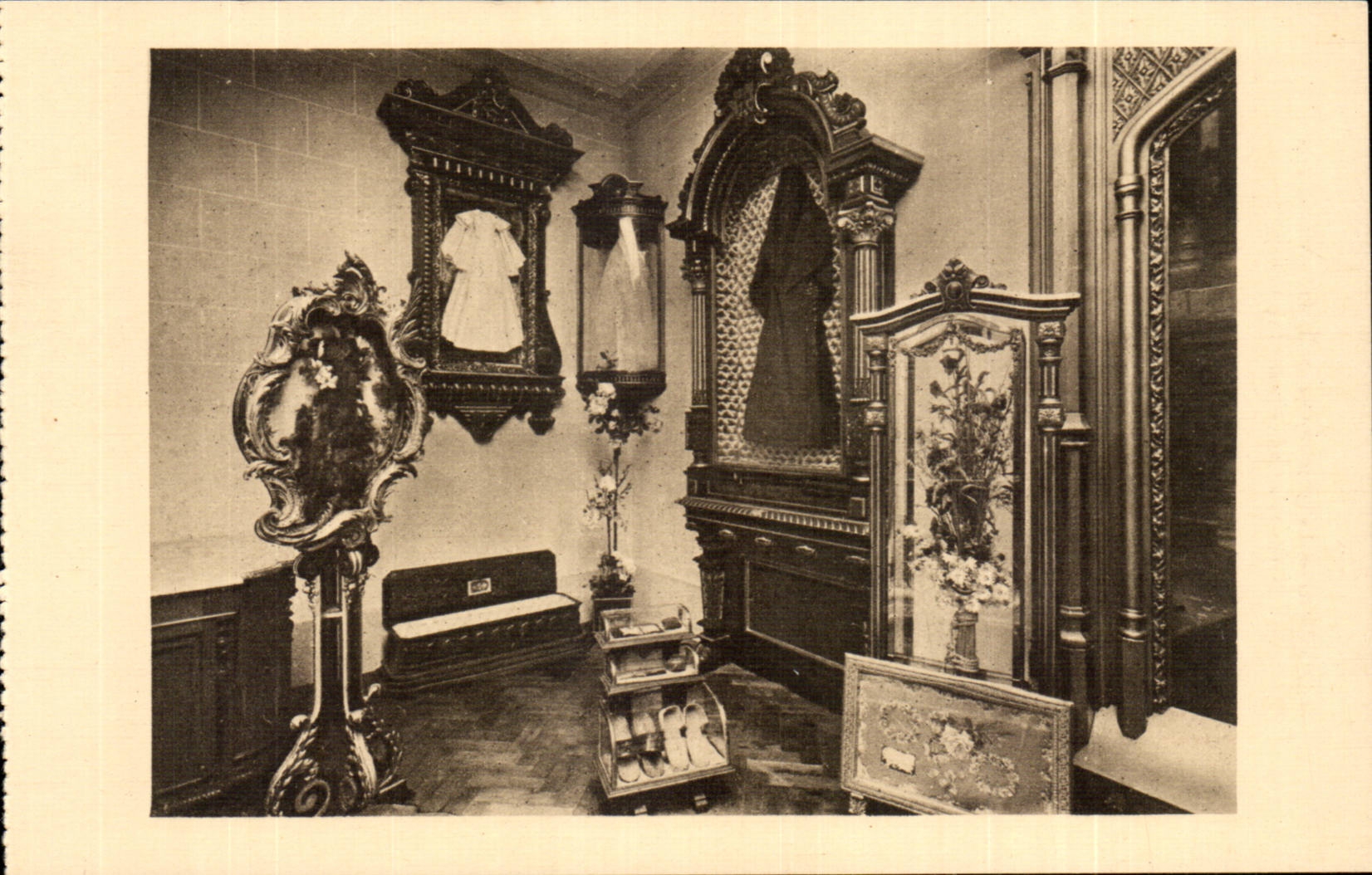 CPA La salle des reliques au carmel de Lisieux