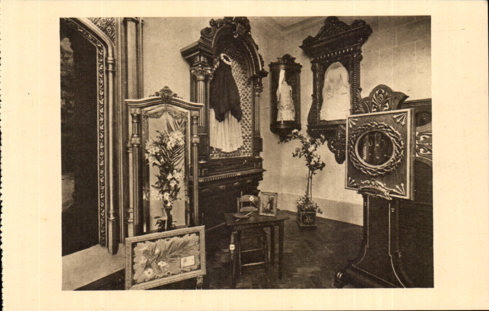 Salle des Reliques au Carmel de Lisieux — côté droit — CPAPHIL