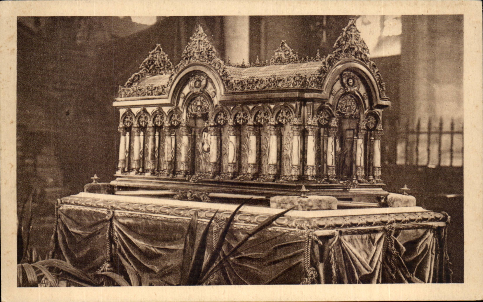 Châsse de vermeil — reliques de l'Enfant-Jésus — offerte par le Brésil — n°42