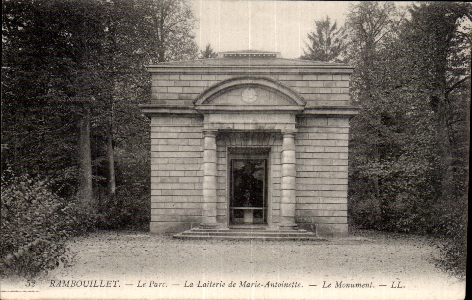 Rambouillet — Le Parc — La Laiterie de Marie-Antoinette — Le Monument — LL.
