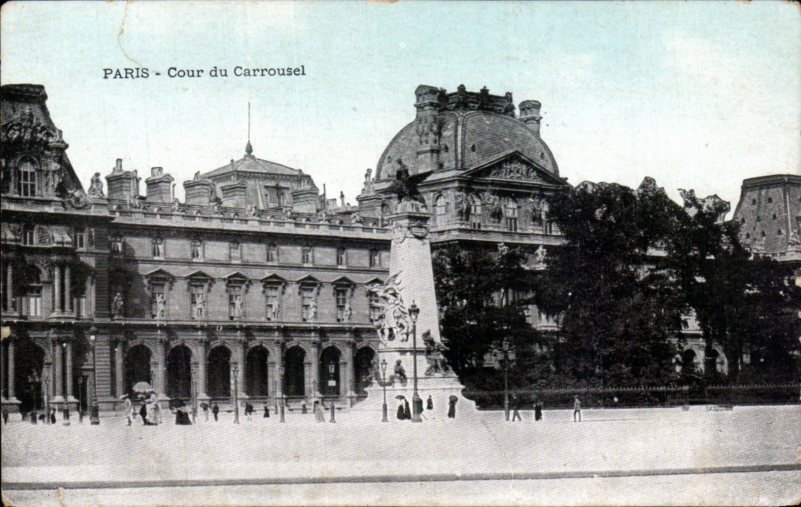 Paris - Cour du Carrousel — vue du monument central et des bâtiments du Louvre