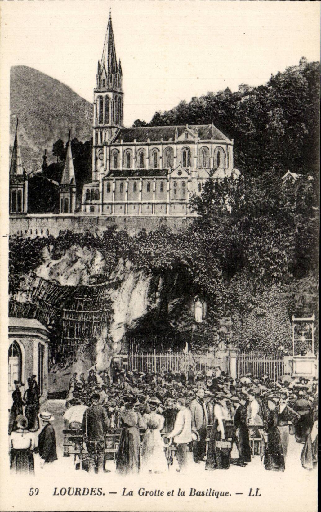 CPA Lourdes La grotte et la basilique