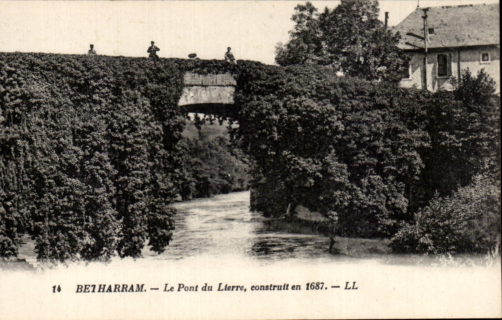 CPA Betharram Le pont du Lierre construit en 1687