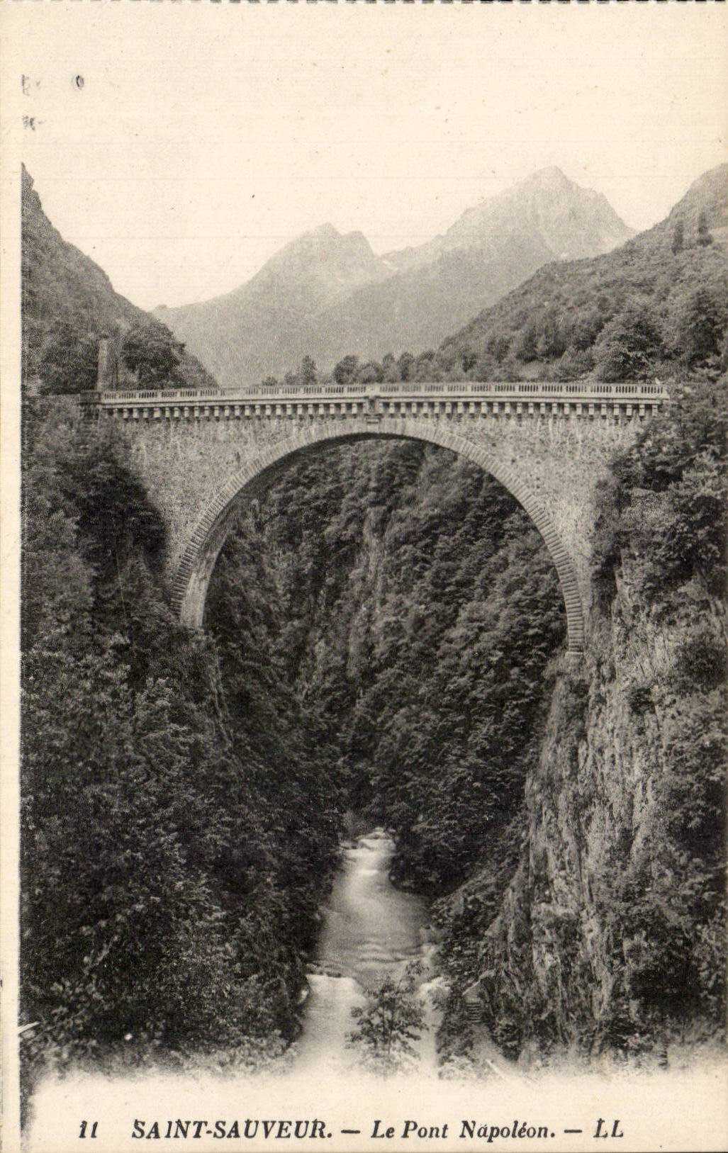CPA Saint Sauveur Le pont Napoleon