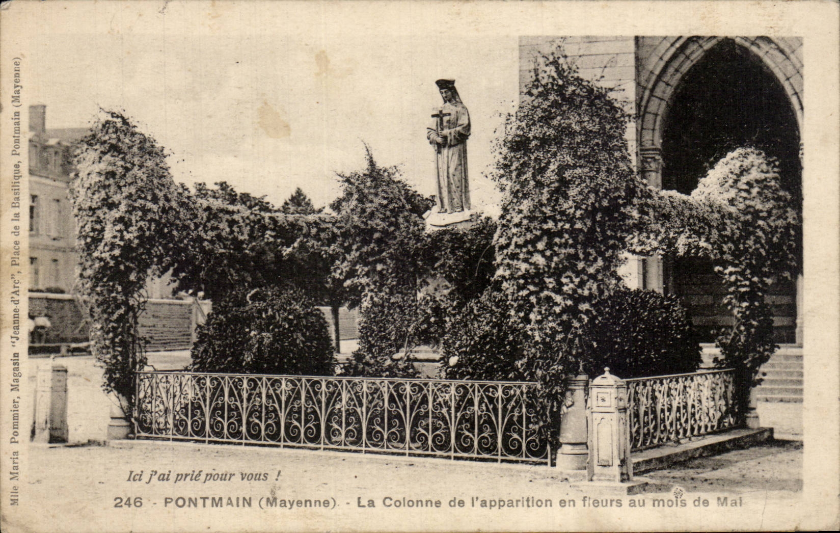 CPA Pontmain La colonne de l'apparition en fleurs au mois de mai