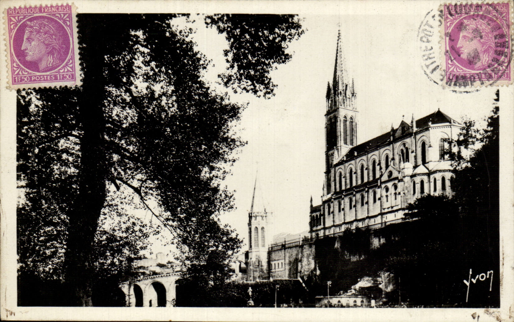 CPSM Lourdes La basilique vue des bords du Gave
