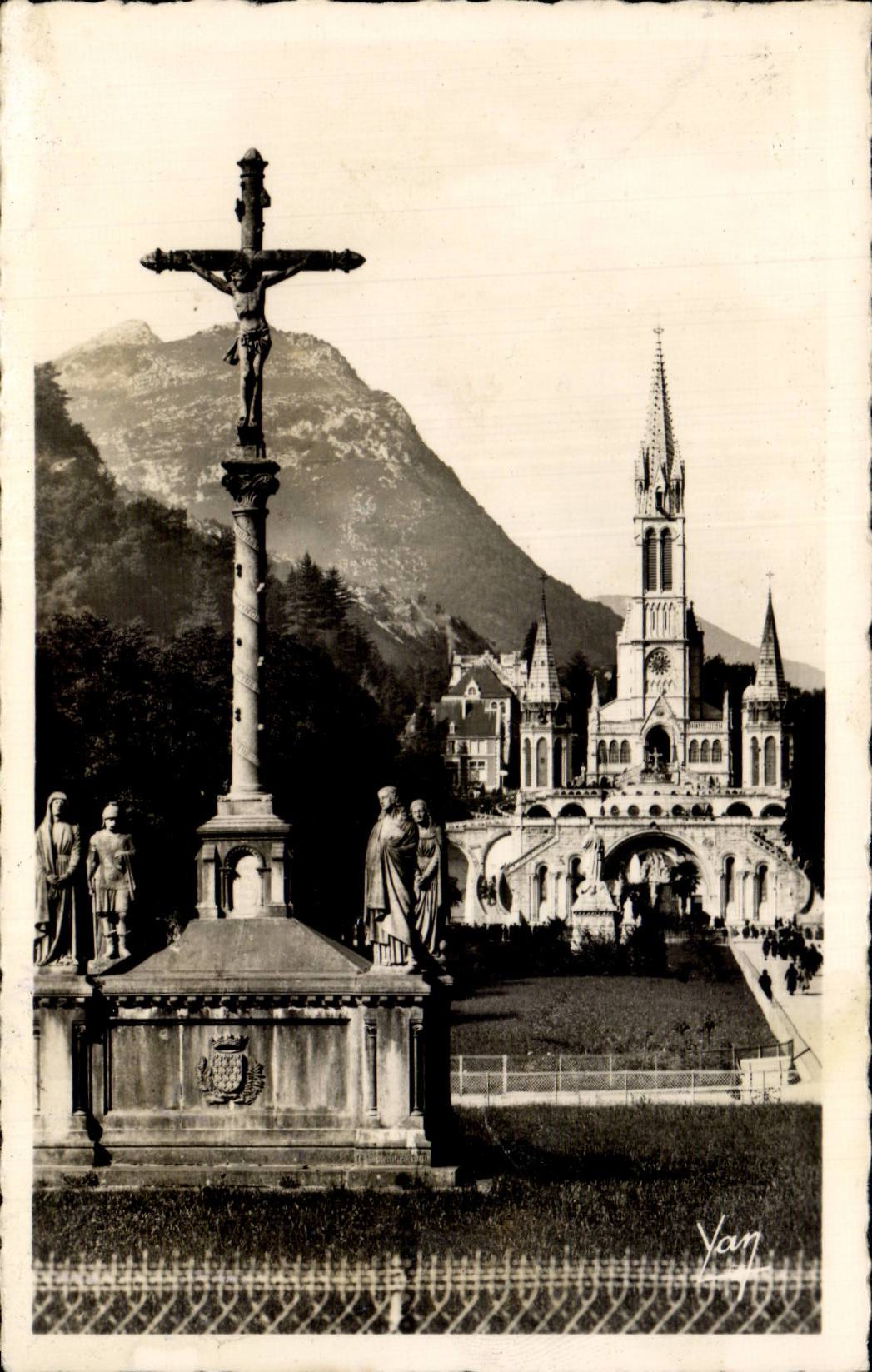 CPSM Lourdes La basilique et le calvaire breton