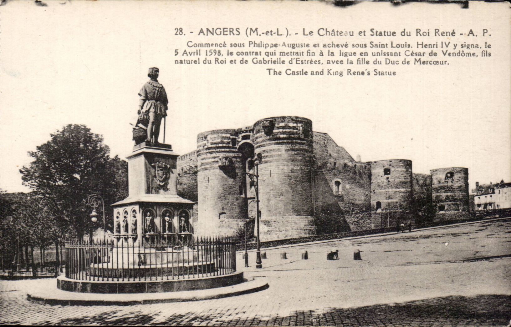 CPA Angers Le chateau et statue du roi Rene