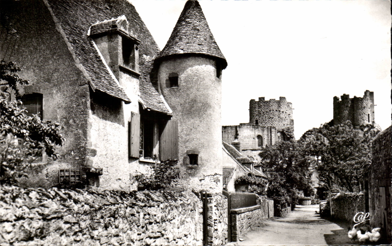 CPSM Bourbon l'Archambault Vieille maison dite le donjon