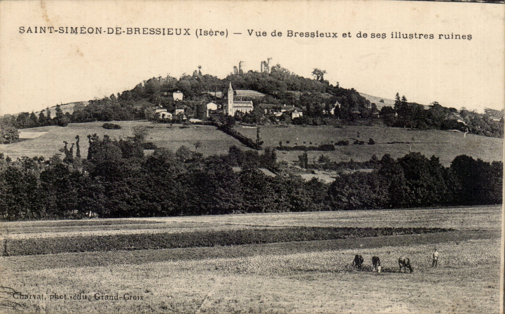 Saint-Siméon-de-Bressieux (Isère) — Vue de Bressleux et de ses illustres ruines — Charvat, phot. iddu, Grand-Croix