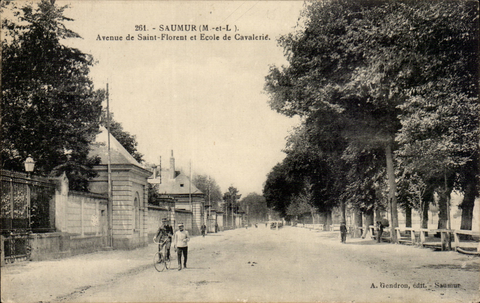 CPA Saumur Avenue de Saint Florent et Ecole de cavalerie