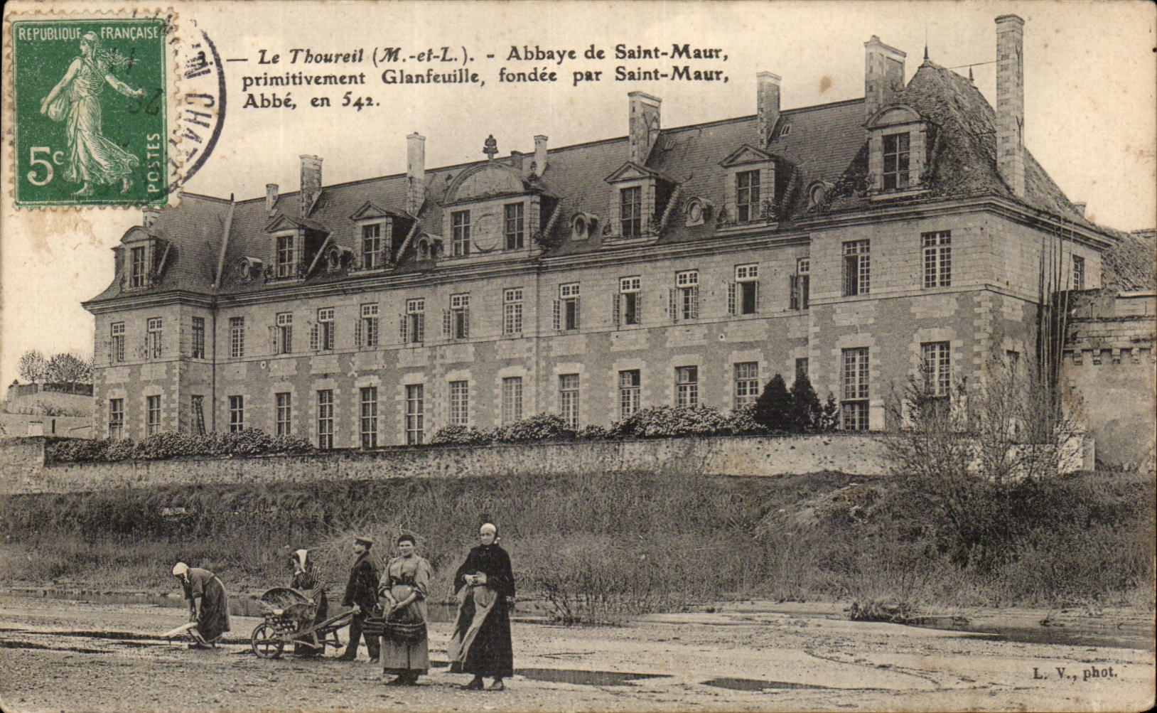 CPA Le Thoureuil Abbaye de Saint Maur primitivement Glanfeuille fondee par Saint Maur Folklore Costume