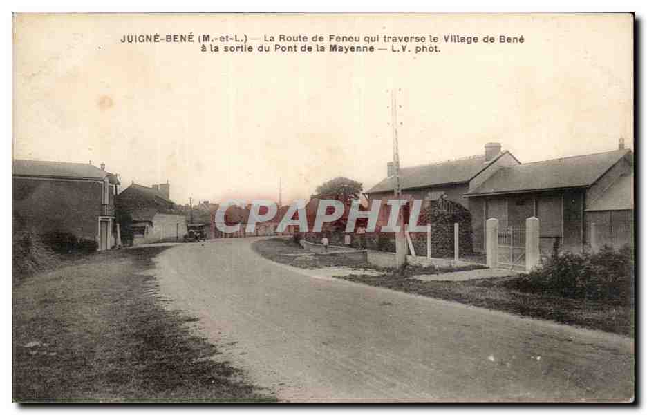 CPA Juigne Bene la route de Feneu qui traverse le village de Bene a la sortie du pont de Mayenne
