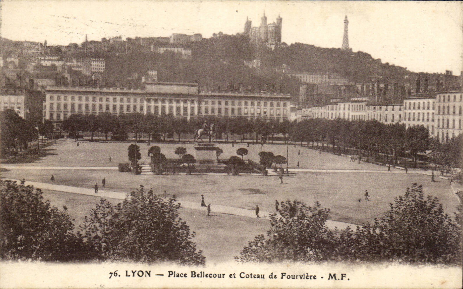 CPA Lyon Place Bellecourt et coteau de Fourviere
