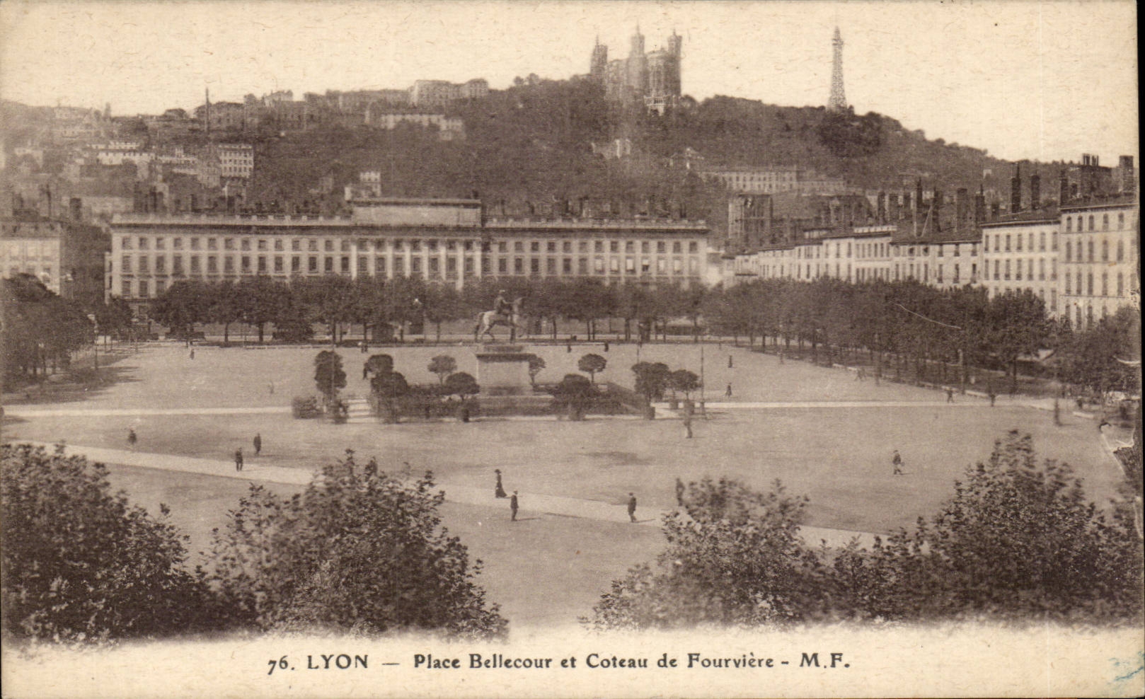 CPA Lyon Place Bellecourt et coteau de Fourviere