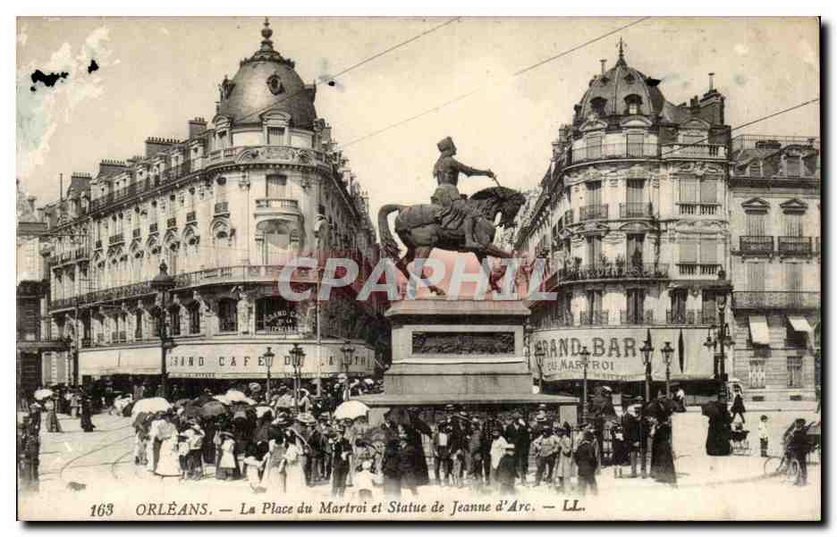 CPA Orleans La place du martroi et statue de Jeanne d'arc