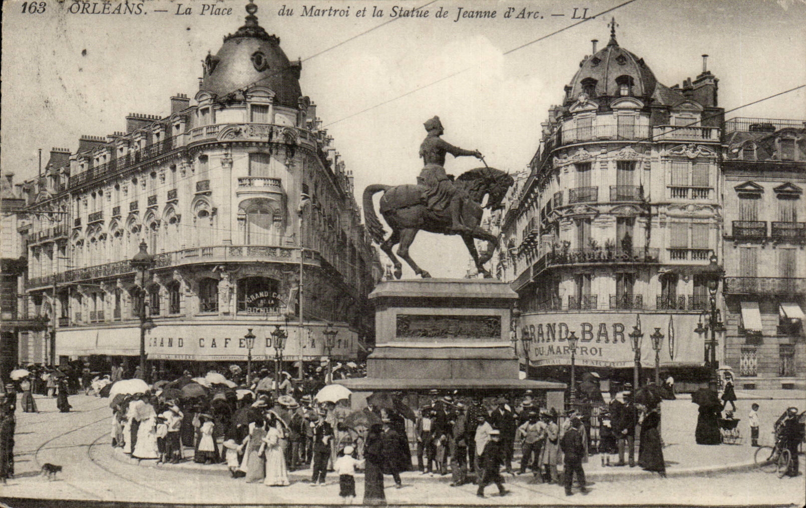 CPA Orleans La place du Martroi et la statue de Jeanne d'arc