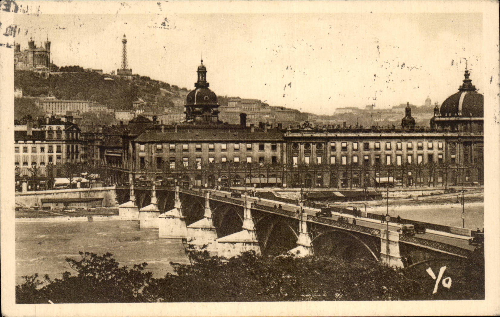 Lyon — Le premier pont construit sur le Rhône à Lyon et la façade de l'Hôtel-Dieu dans la colline de Fourvière — Edit. J. Cellard