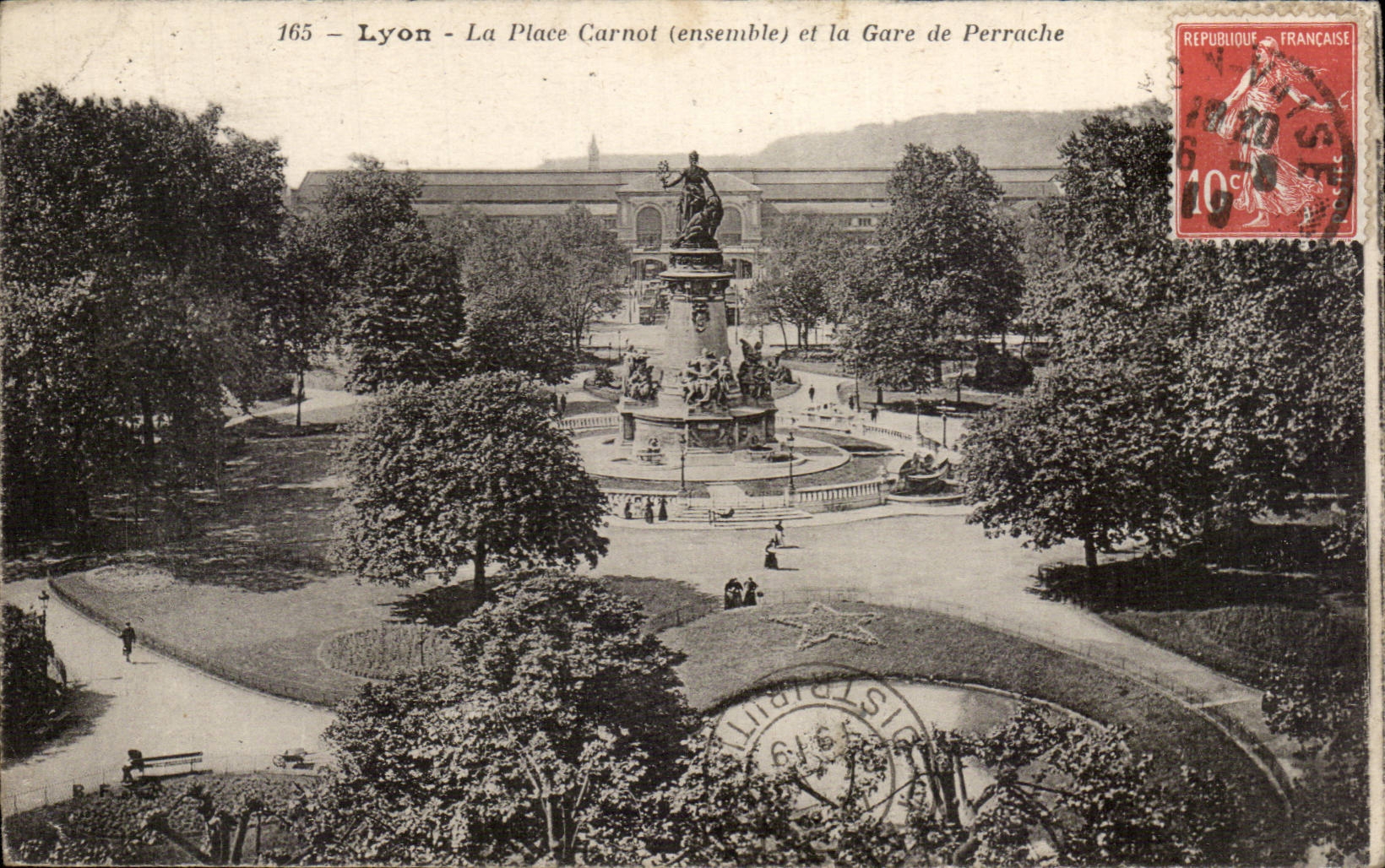 Lyon - La Place Carnot (ensemble) et la Gare de Perrache