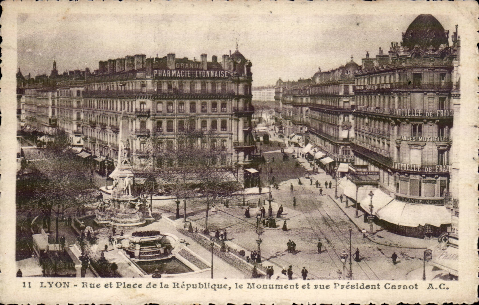 LYON - Rue et Place de la République, le Monument et rue Président Carnot — A.C. éditeur