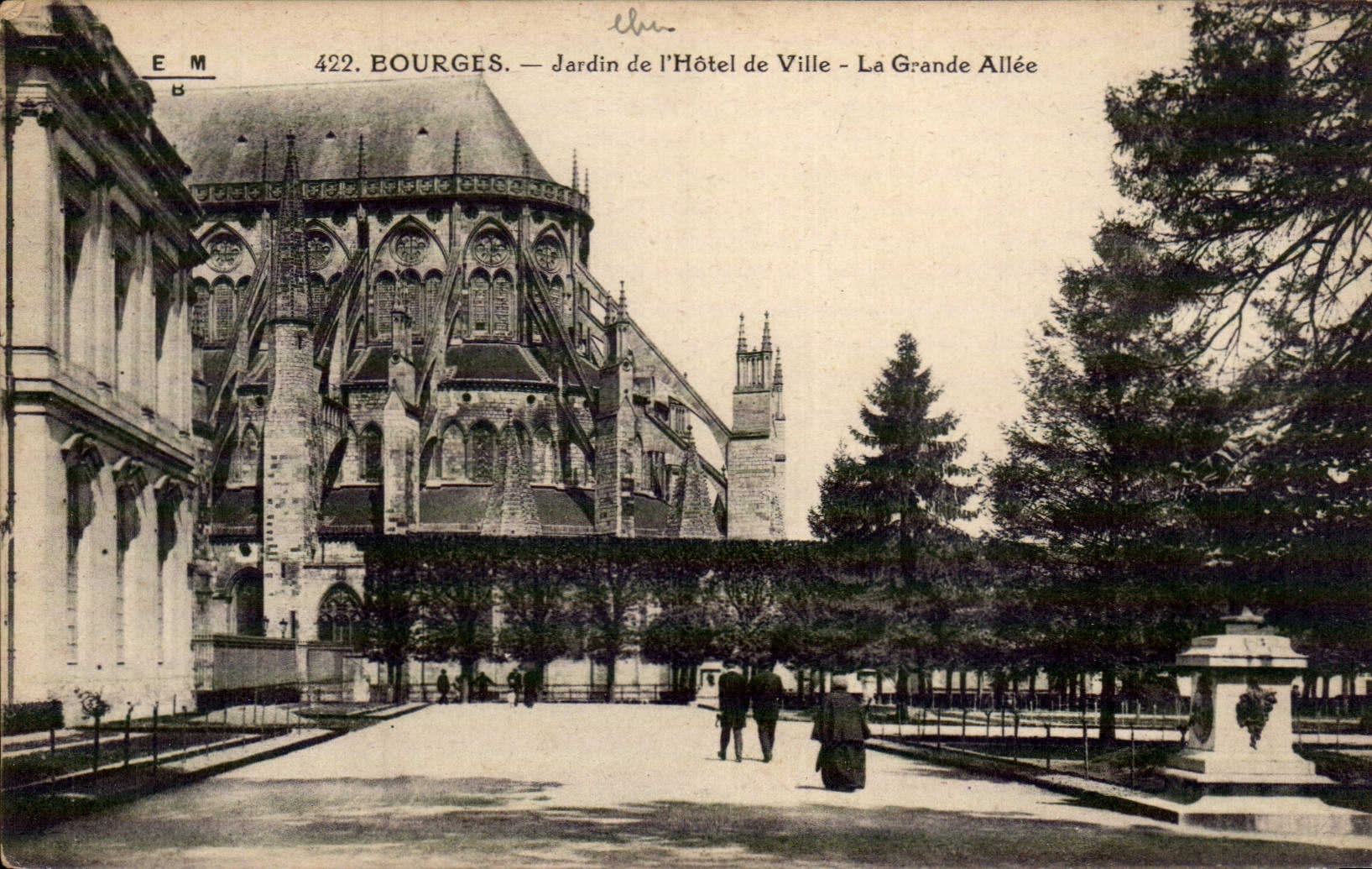 CPA Bourges Jardin de l'hotel de ville La grande allee