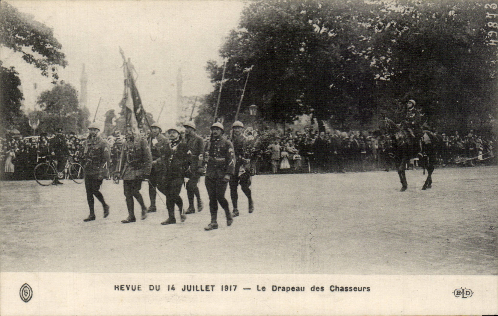 CPA Revue du 14 juillet 1917 Le drapeau des chasseurs Paris Militaria 