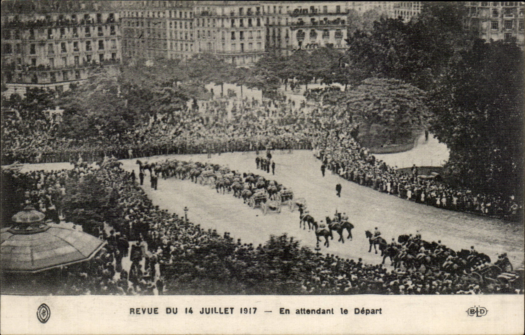 CPA Revue du 14 juillet 1917 En attendant le depart Paris Militaria 