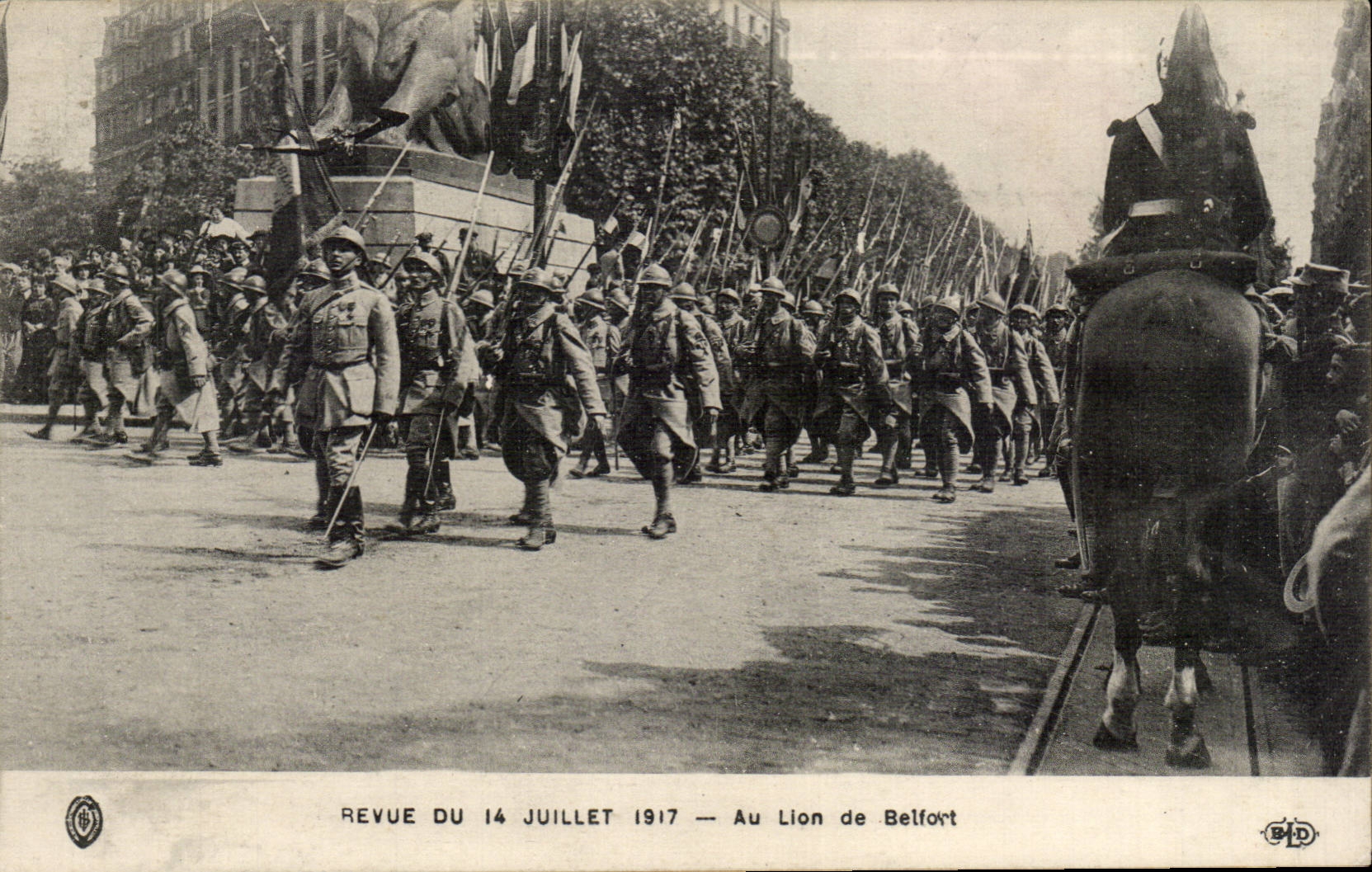 CPA Revue du 14 juillet 1917 Au lion de Belfort Paris Militaria 