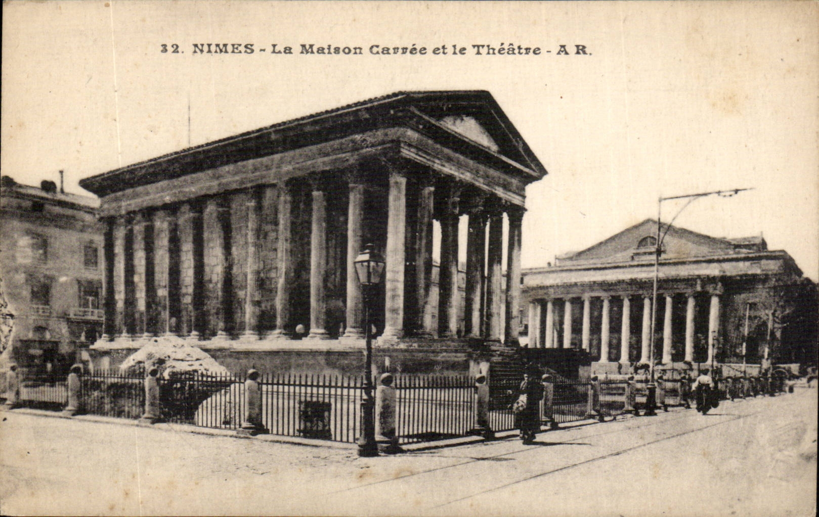 Nîmes - La Maison Carrée et le Théâtre - A.R.