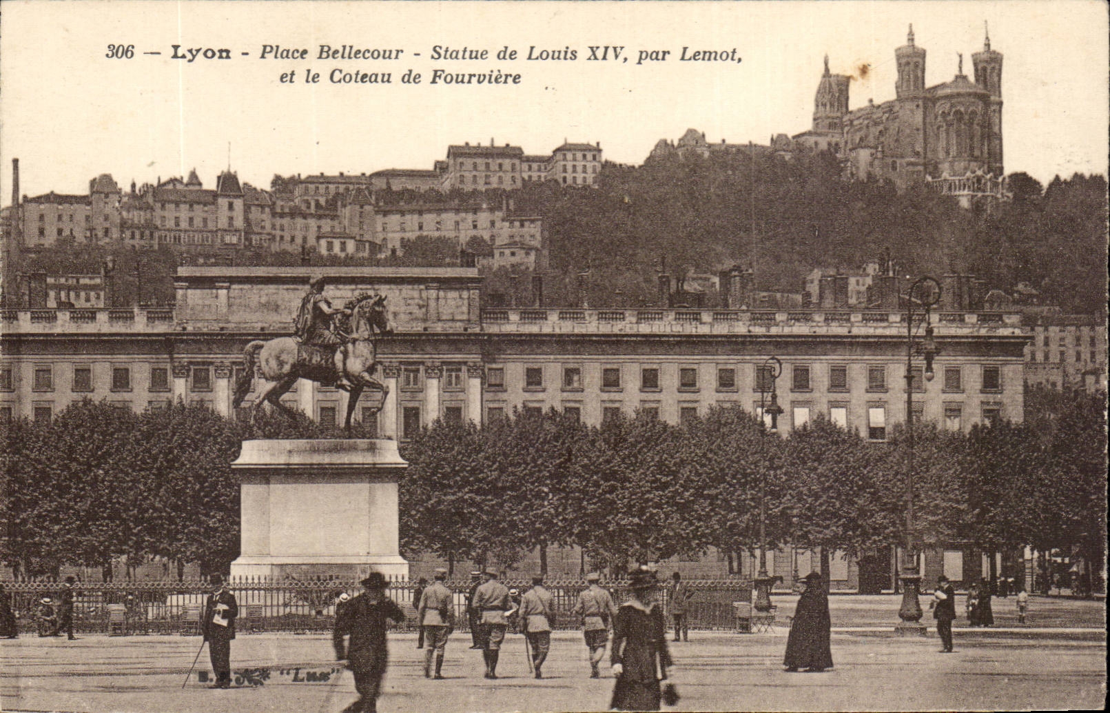 Lyon CPA Place Bellecour Statue de Louis XIV par lemot et le coteau de Fourviere