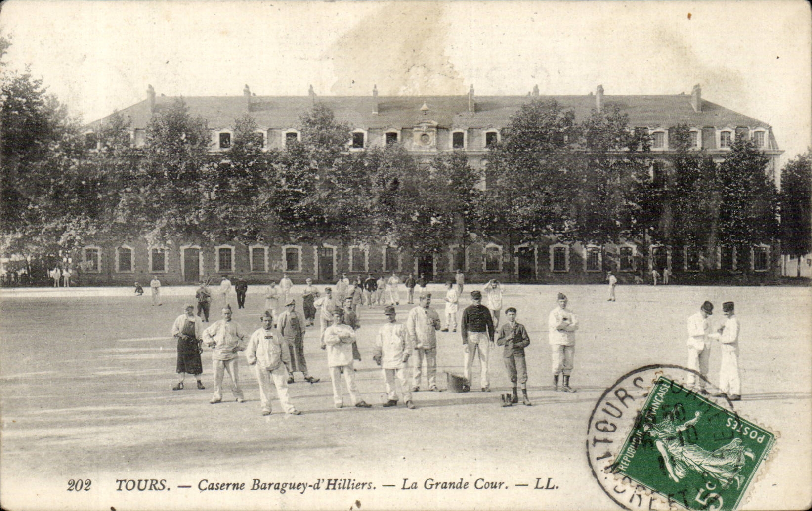 CPA Tours Caserne Baraguey d'Hilliers La grande cour Militaria